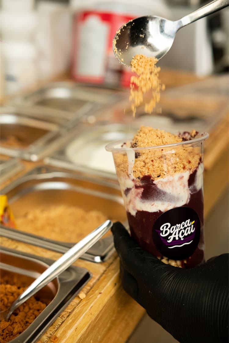 Preparando açaí na loja
